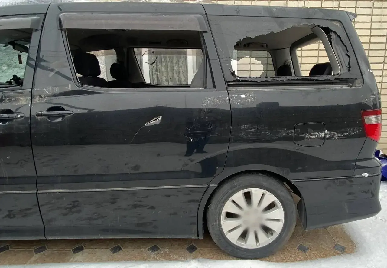 Семейная пара побила стекла в машине ставропольца из-за давнего конфликта