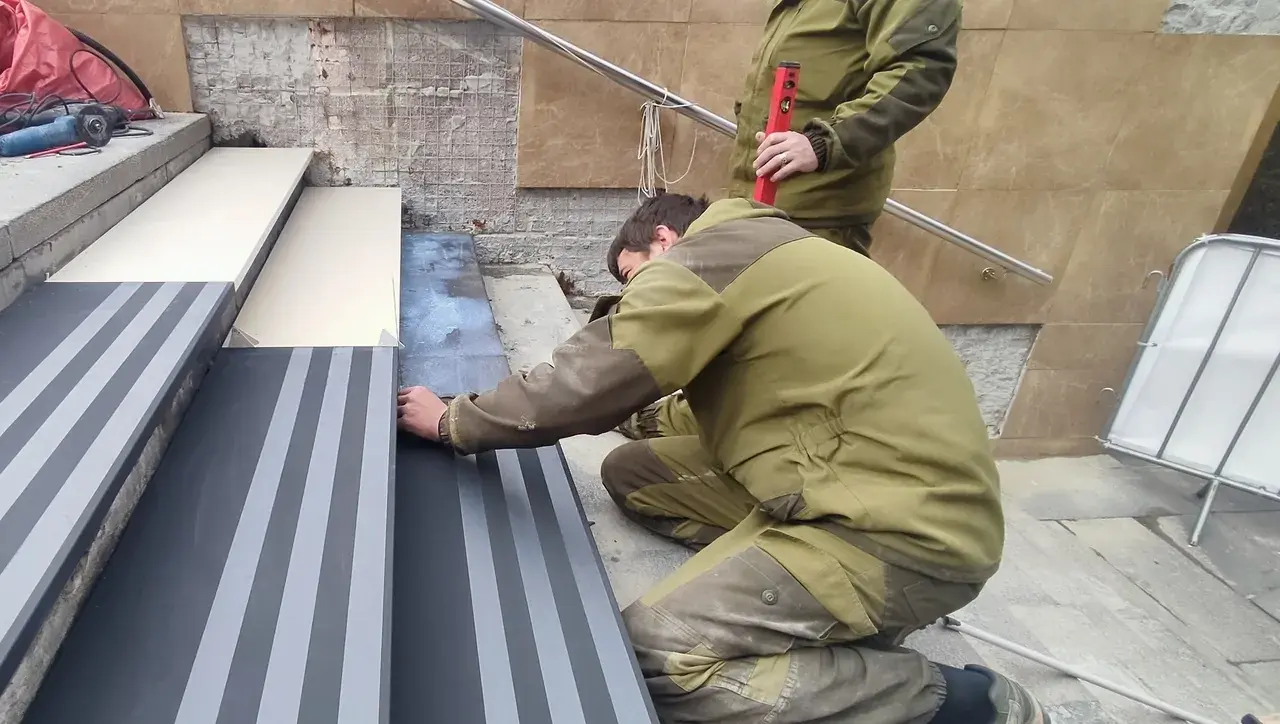 В Ставрополе начали менять ступени музыкальной лестницы в переходе на Дзержинского