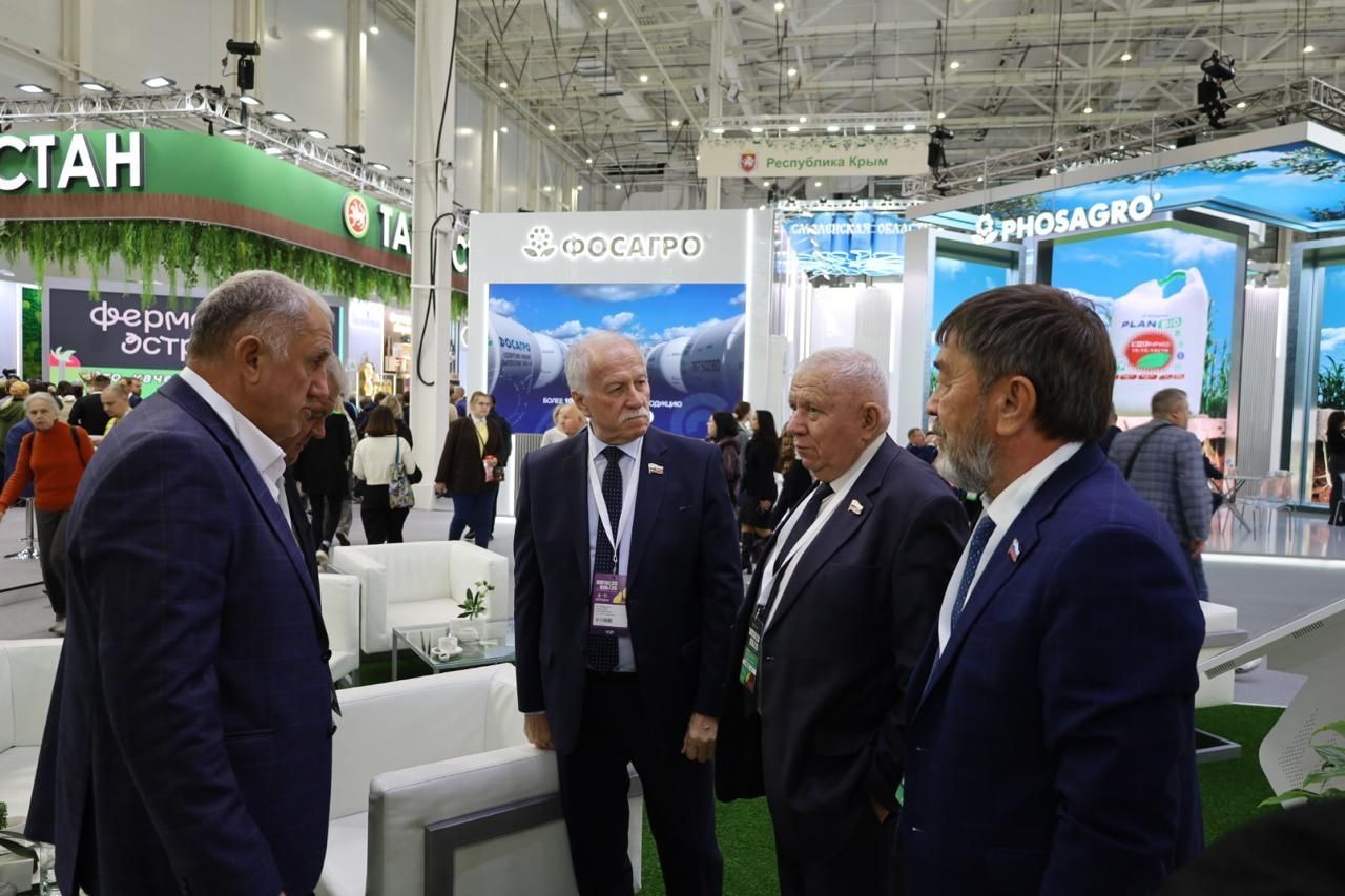 Депутаты Думы Ставрополья принимают участие в крупнейшем аграрном форуме страны «Золотая осень — 2025»