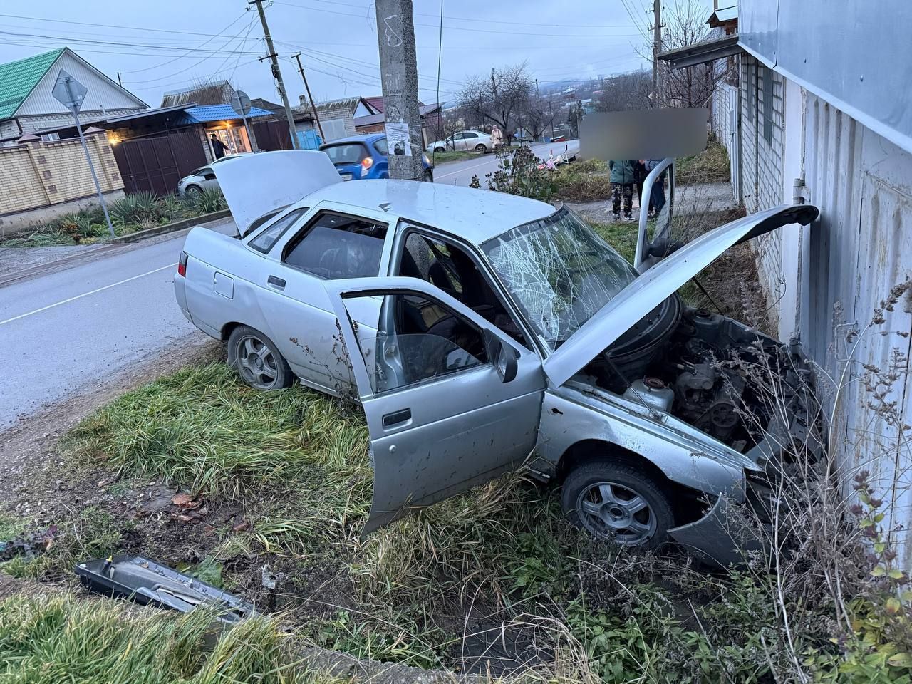 На Ставрополье машина с подростками влетела в столб