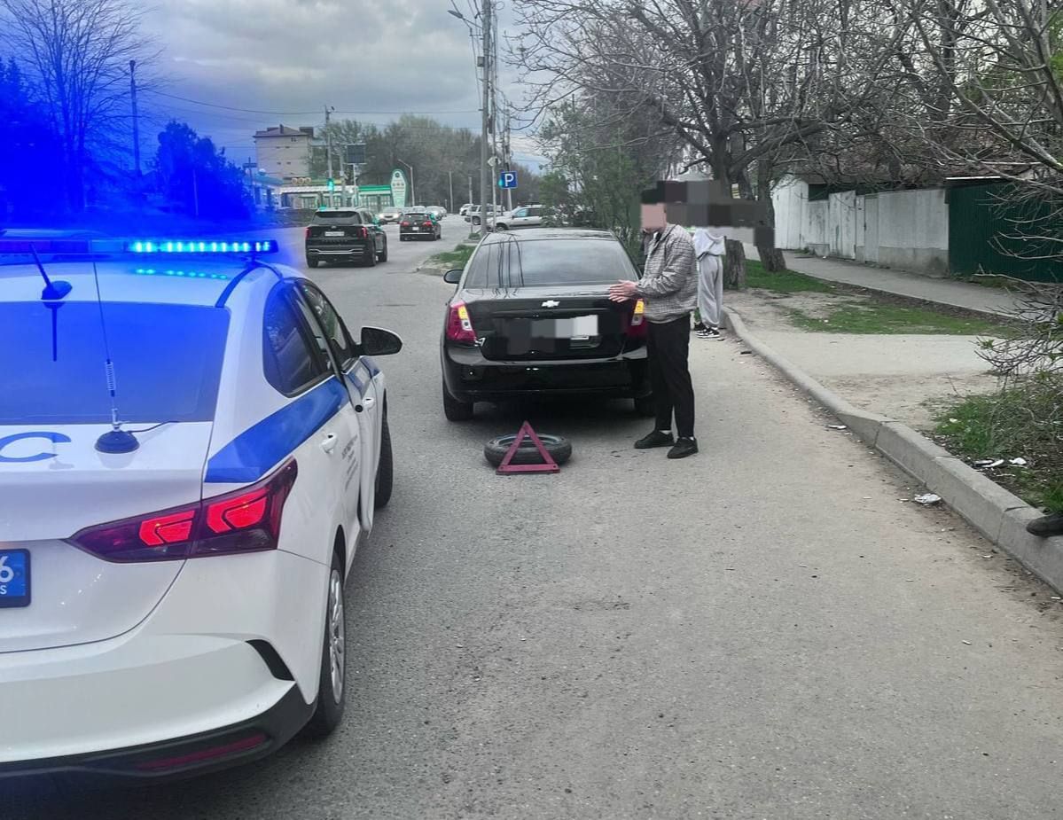 Неопытный водитель сбил женщину во время движения задним ходом