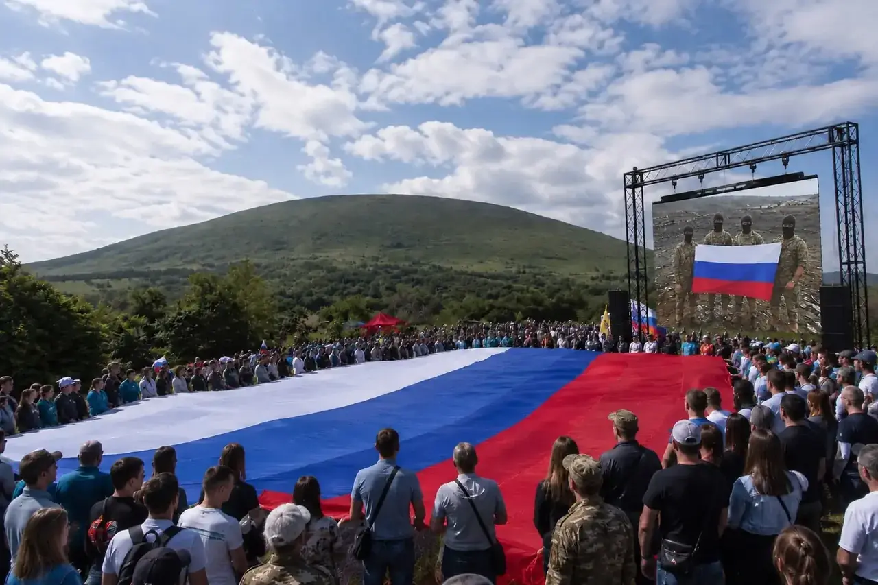 60-метровый триколор развернули на горе Юца в Ставропольском крае в честь Дня России