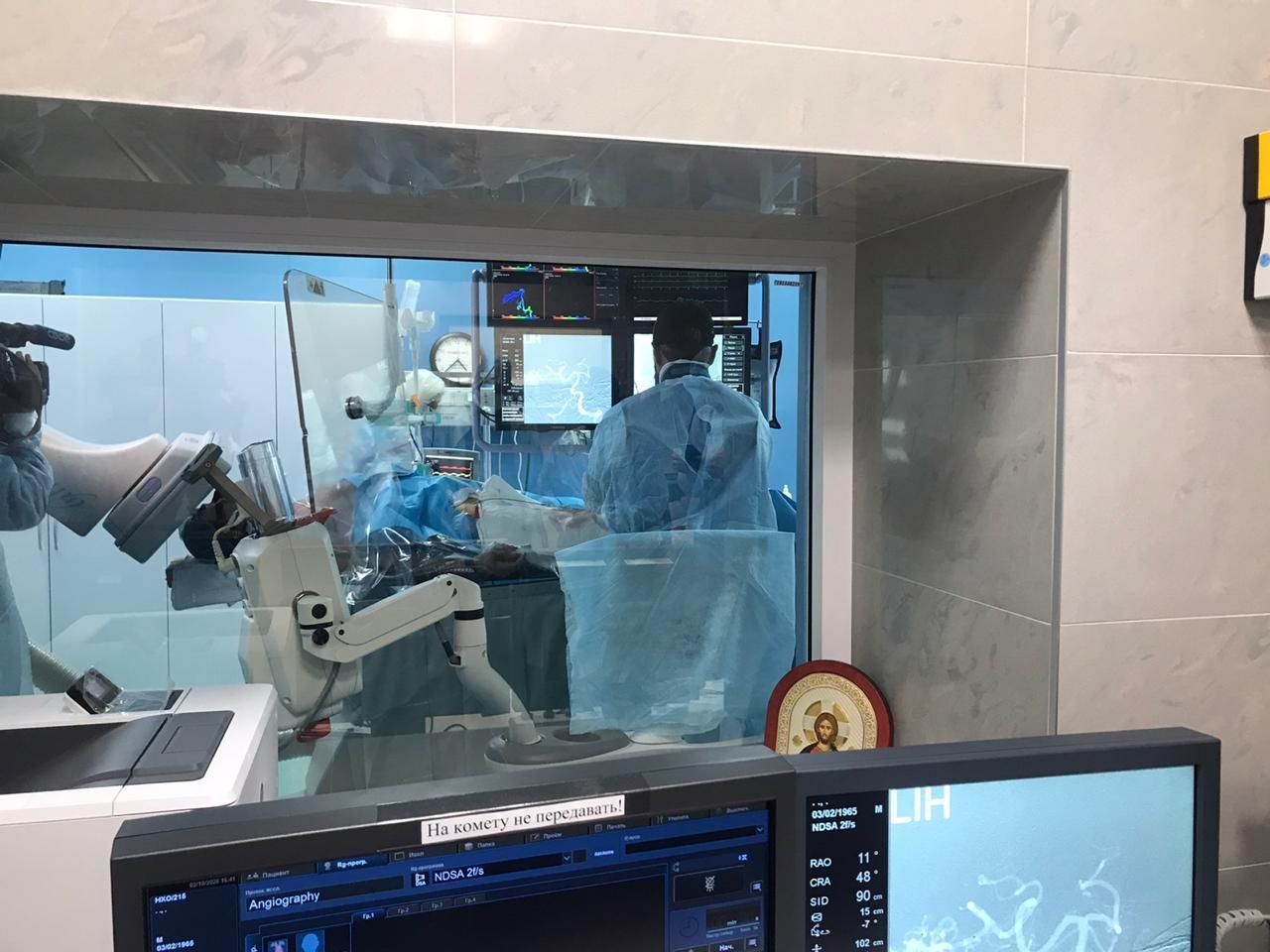 Фото врачей за работой. Нейрохирург ставрополь 4 больница. Нейрохирургия краевая больница ставрополь. Нейрохирурги краевой больницы ставрополя. Нейрохирургическое отделение ставропольской краевой больницы.