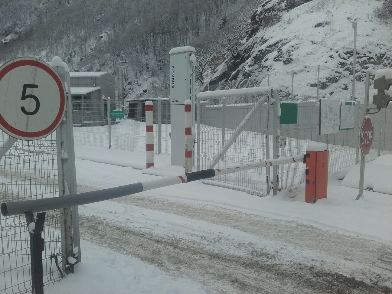 Военно-Грузинскую дорогу закрыли для всех видов транспорта из-за непогоды