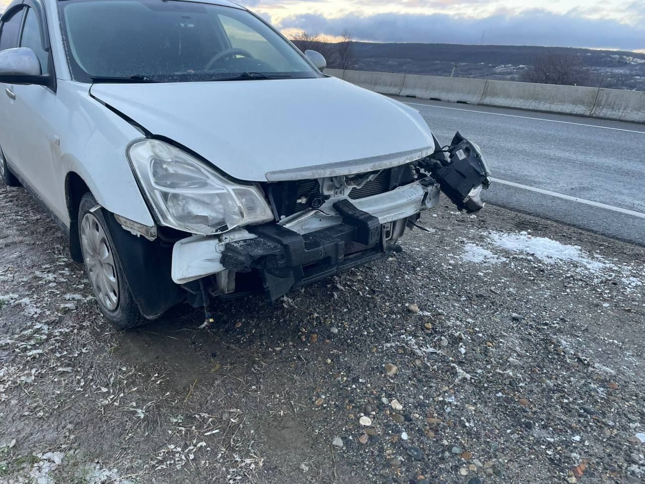 Иномарка наехала на ограждение на подъезде к Ставрополю