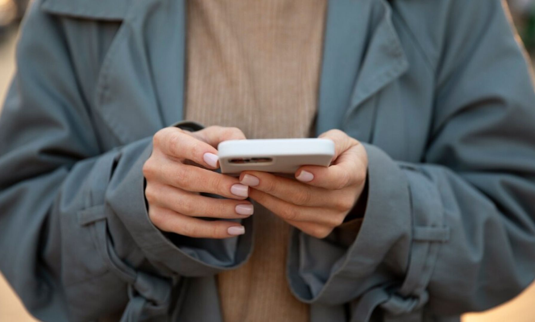 Опрос Билайна: почти каждый второй пользователь планирует покупки к 1 сентября с помощью нейросетей