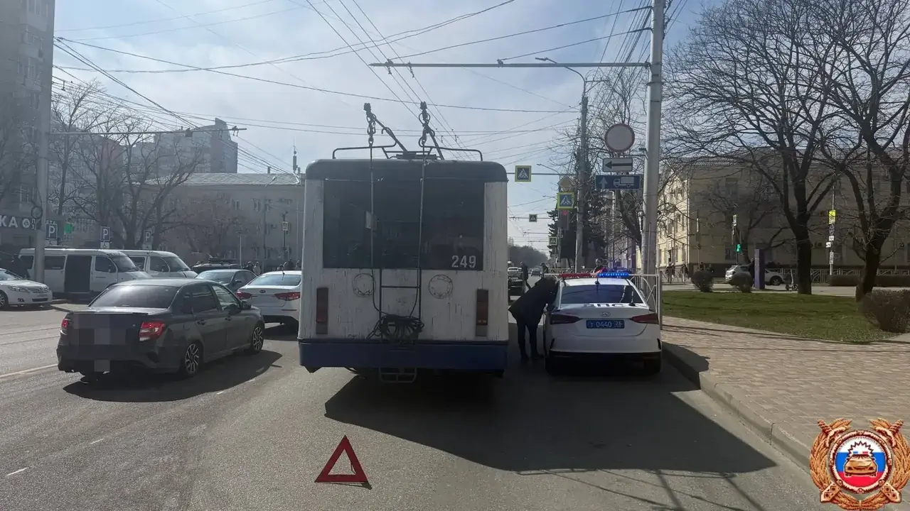 Иномарка столкнулась с троллейбусом в центре Ставрополя