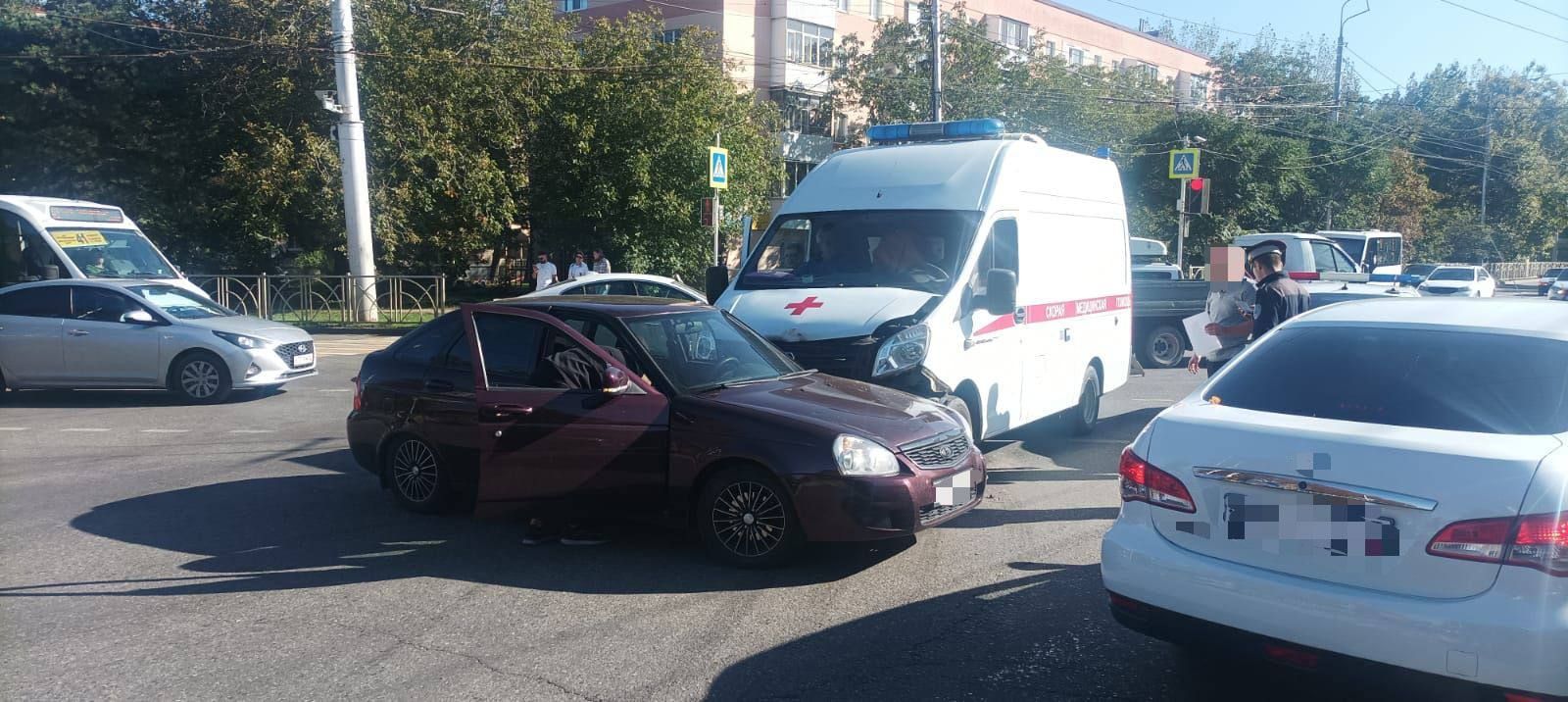 Карета скорой помощи и «Приора» столкнулись на перекрёстке в Ставрополе