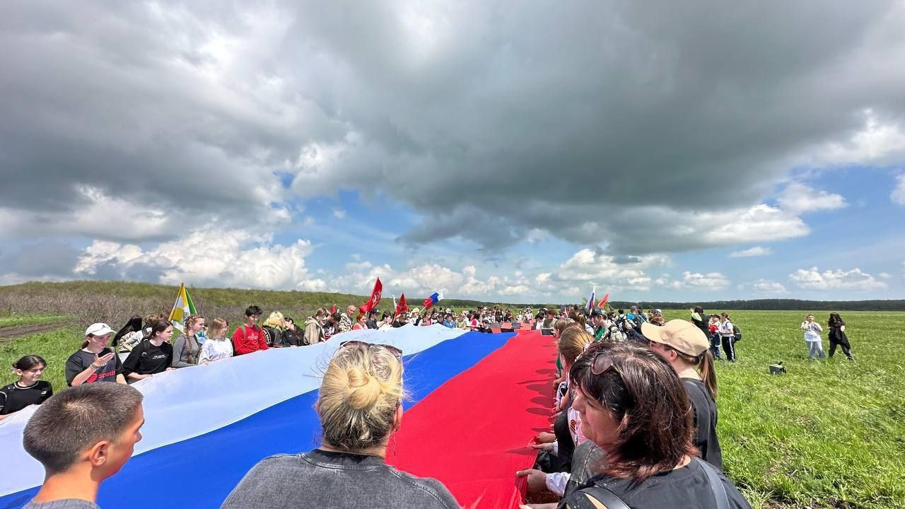 Ставропольцы развернули гигантскую Георгиевскую ленту и флаг России на горе Стрижамент