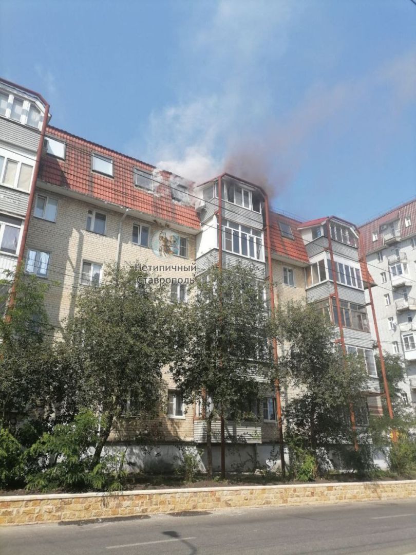 Пожар на верхнем этаже жилого дома случился в Ставрополе днём 10 августа
