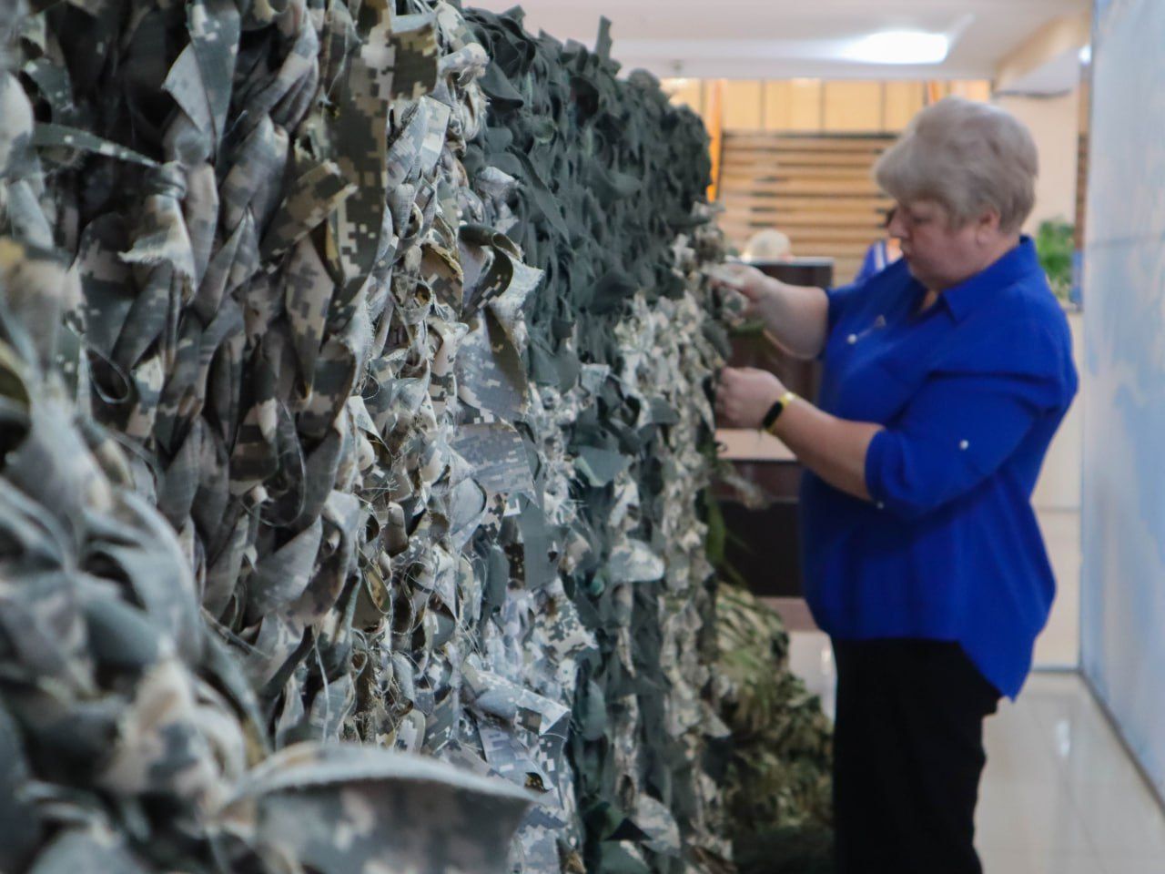 Более 2,5 тысяч маскировочных сетей изготовили и отправили на фронт жители Кочубеевского округа