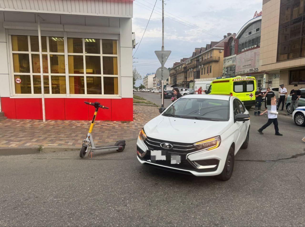 В Ставрополе самокатчик угодил под машину