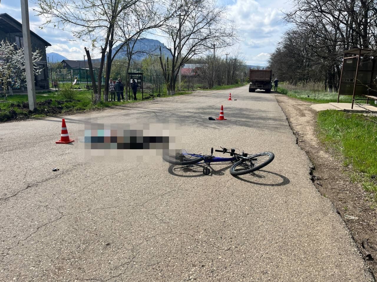 Трагедия на перекрёстке: велосипедист погиб под колёсами грузовика