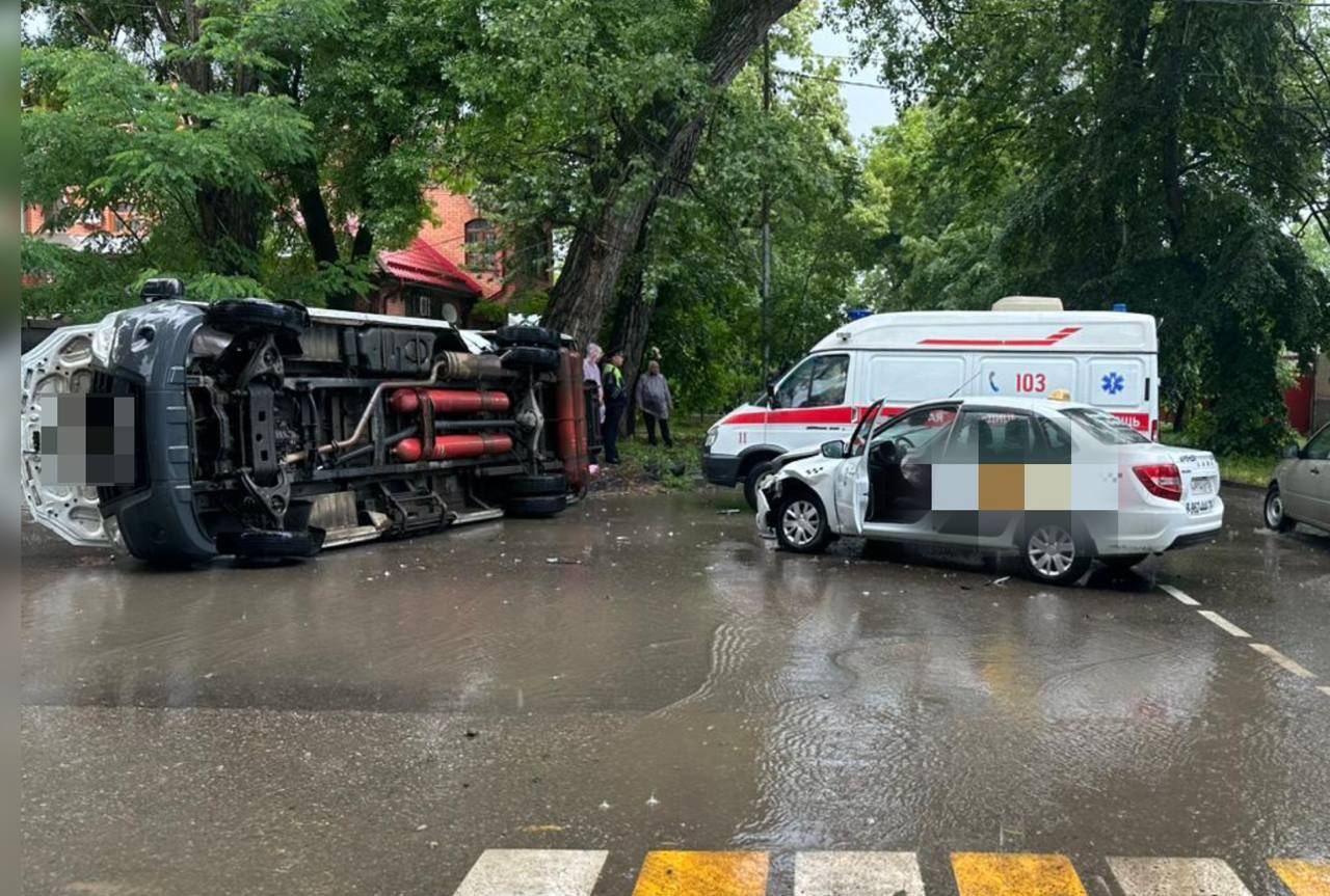 Маршрутка с пассажирами перевернулась в Ессентуках