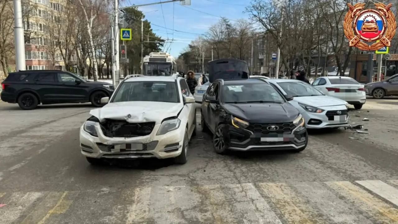 Сразу два ДТП произошло на одном перекрестке в Ставрополе