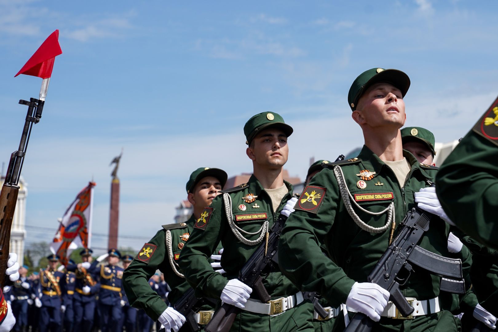 Почти 1,5 тысячи человек торжественно промаршировали на параде Победы в Ставрополе