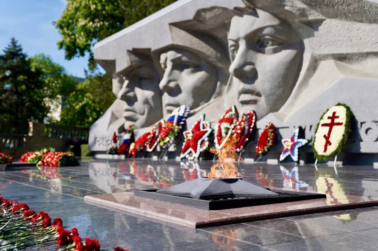 Ставропольцы возложили цветы к Вечному огню