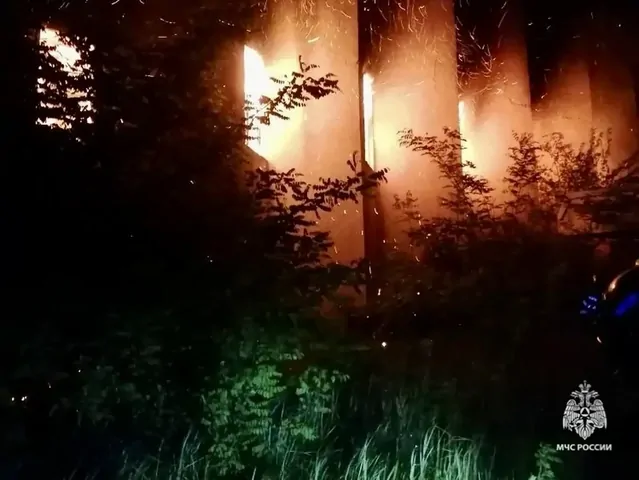 Неизвестные подожгли заброшку в Минводах