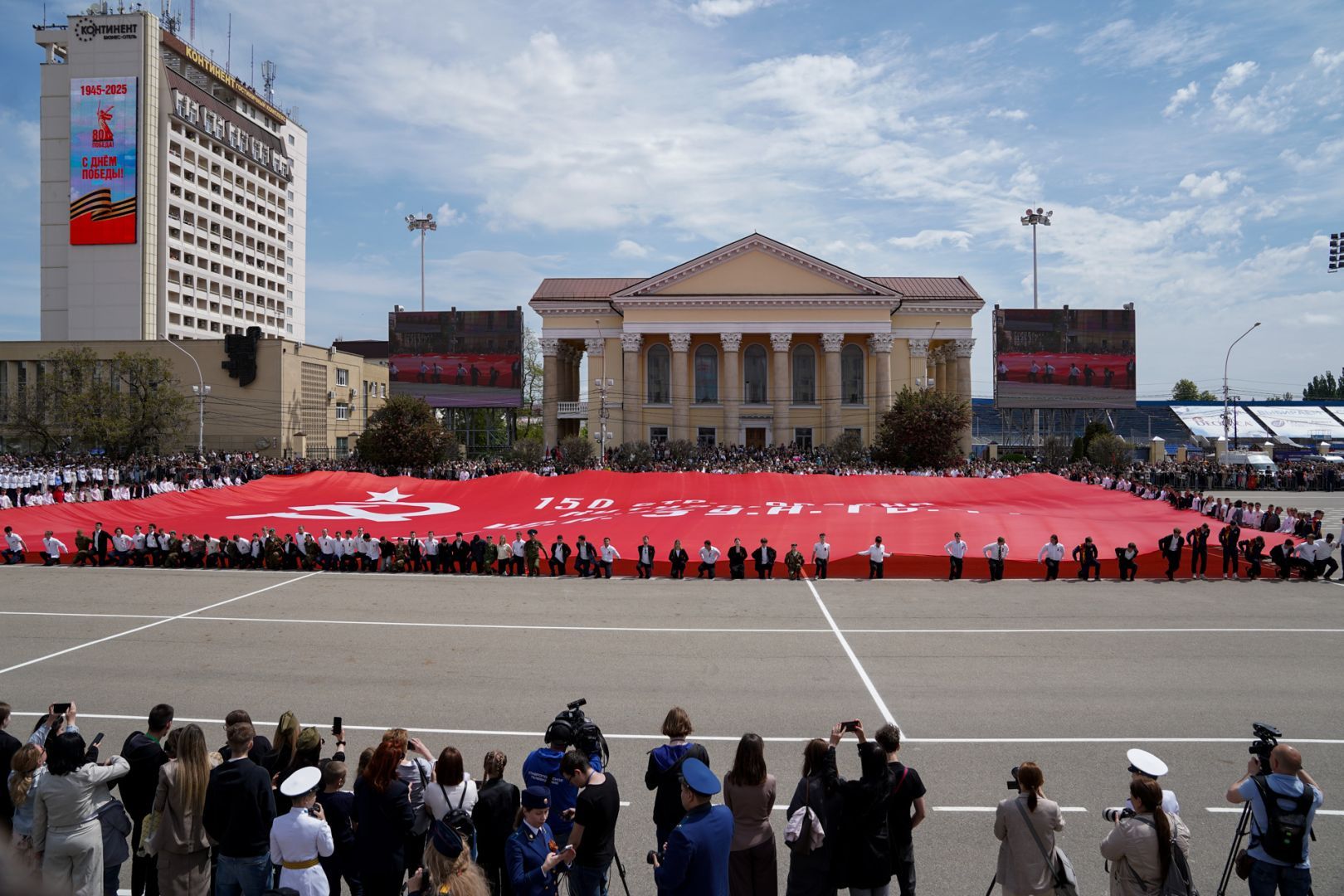 Огромное Знамя Победы развернули на главной площади Ставрополя