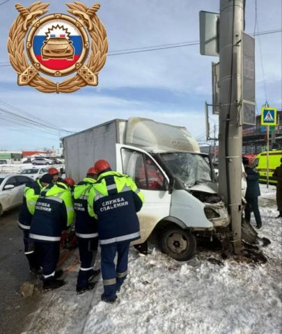 Водитель «ГАЗели» попал в больницу после столкновения со столбом в Ставрополе