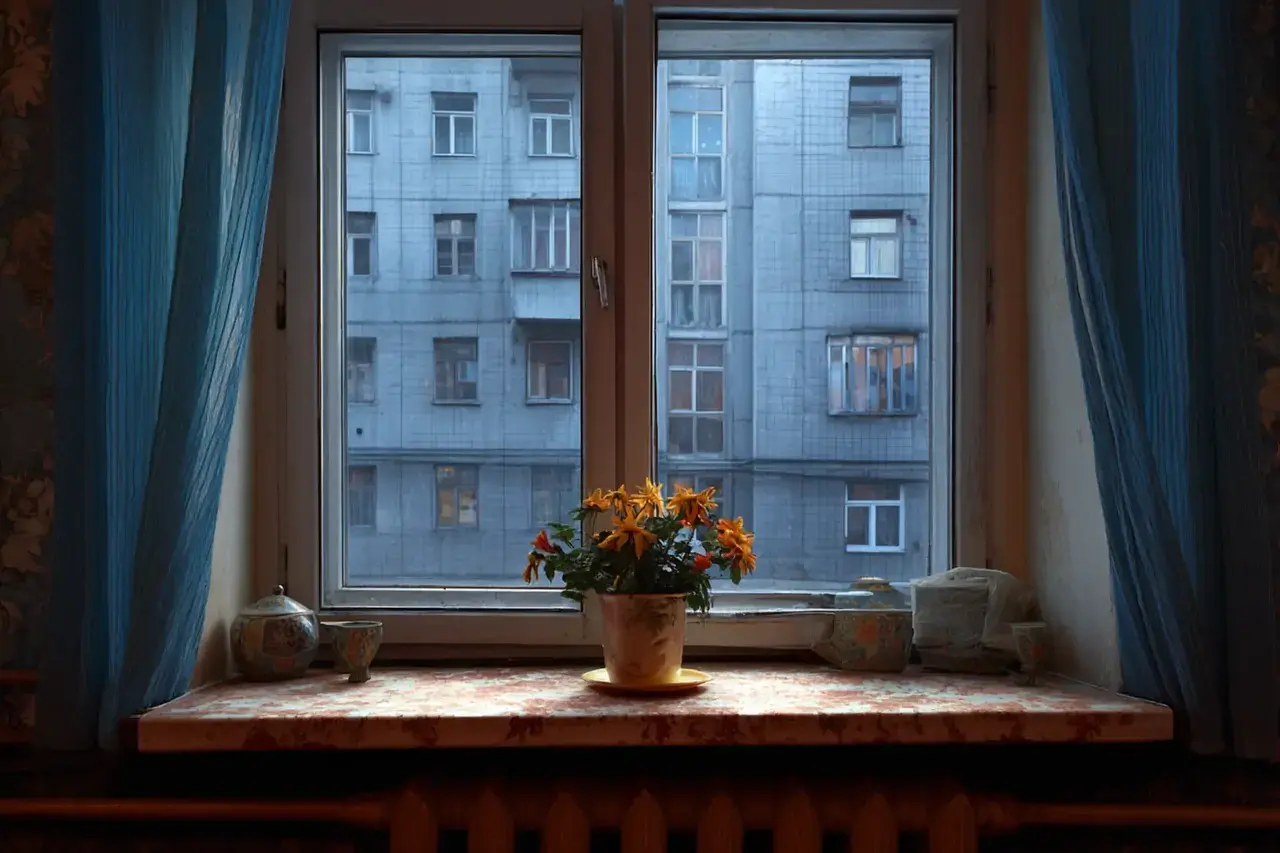 В советских домах 1960-х конденсат на окнах появлялся реже — нашла строительный норматив о зазоре под подоконником