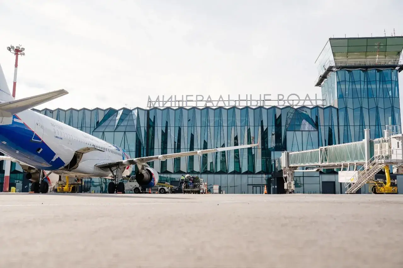 Массовые задержки и отмены авиарейсов наблюдаются в аэропорту Минеральных Вод