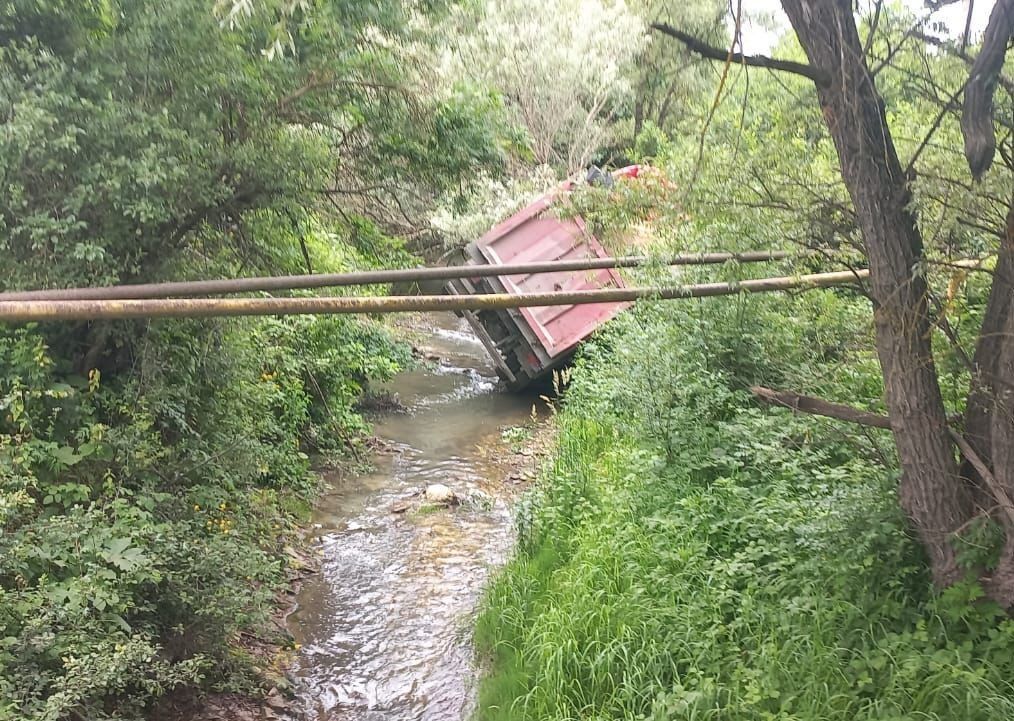 На Ставрополье тройное столкновение автомобилей закончилось падением фуры в реку