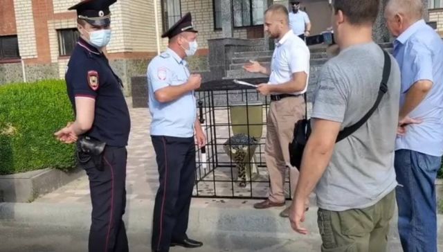В Ставрополе художник принёс к зданию МВД золотой унитаз в клетке В Ставрополе художник принёс к зданию МВД золотой унитаз в клетке