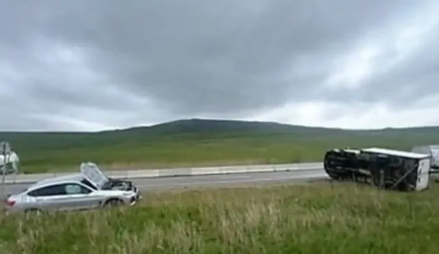 «Газель» перевернулась после столкновения с BMW на Ставрополье