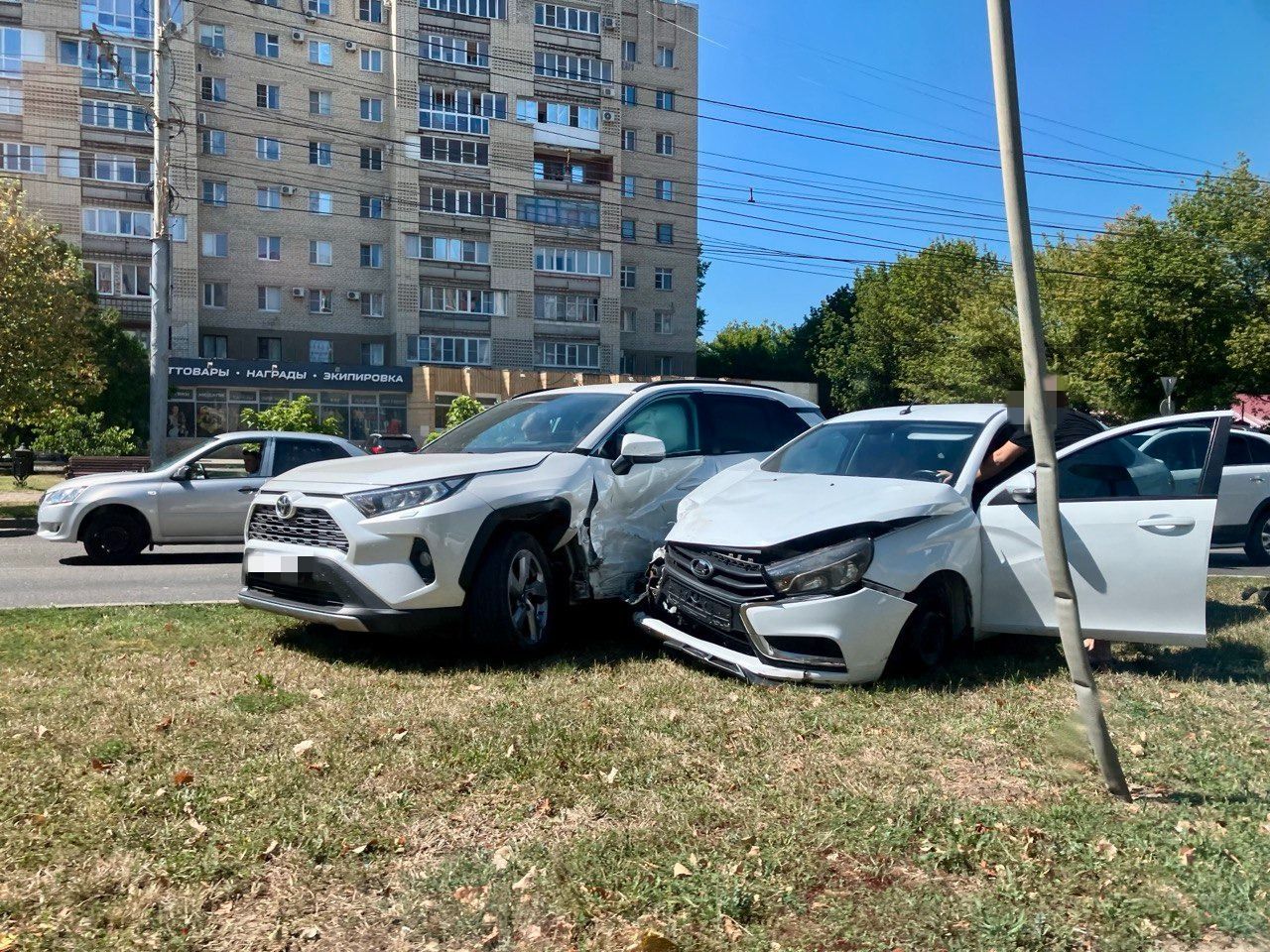 Две машины не поделили дорогу в Ставрополе
