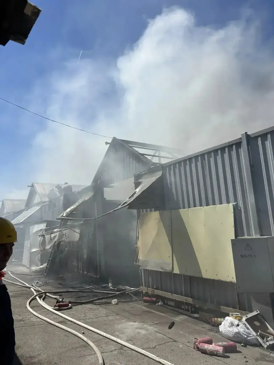 Площадь пожара на рынке на Ставрополье превышает тысячу «квадратов»