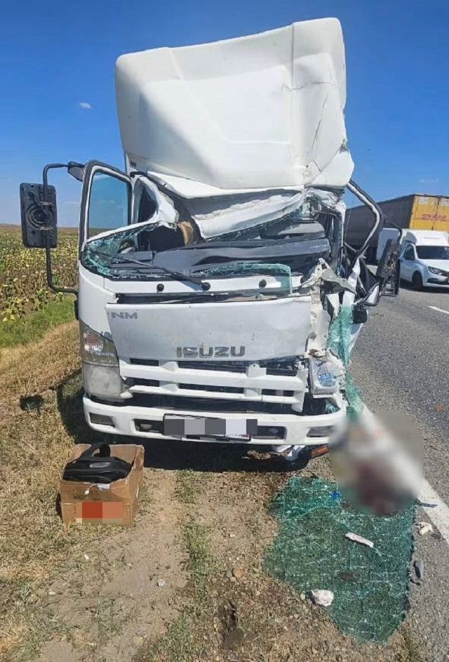 Пожилой водитель погиб после столкновения двух грузовиков в Ставропольском крае