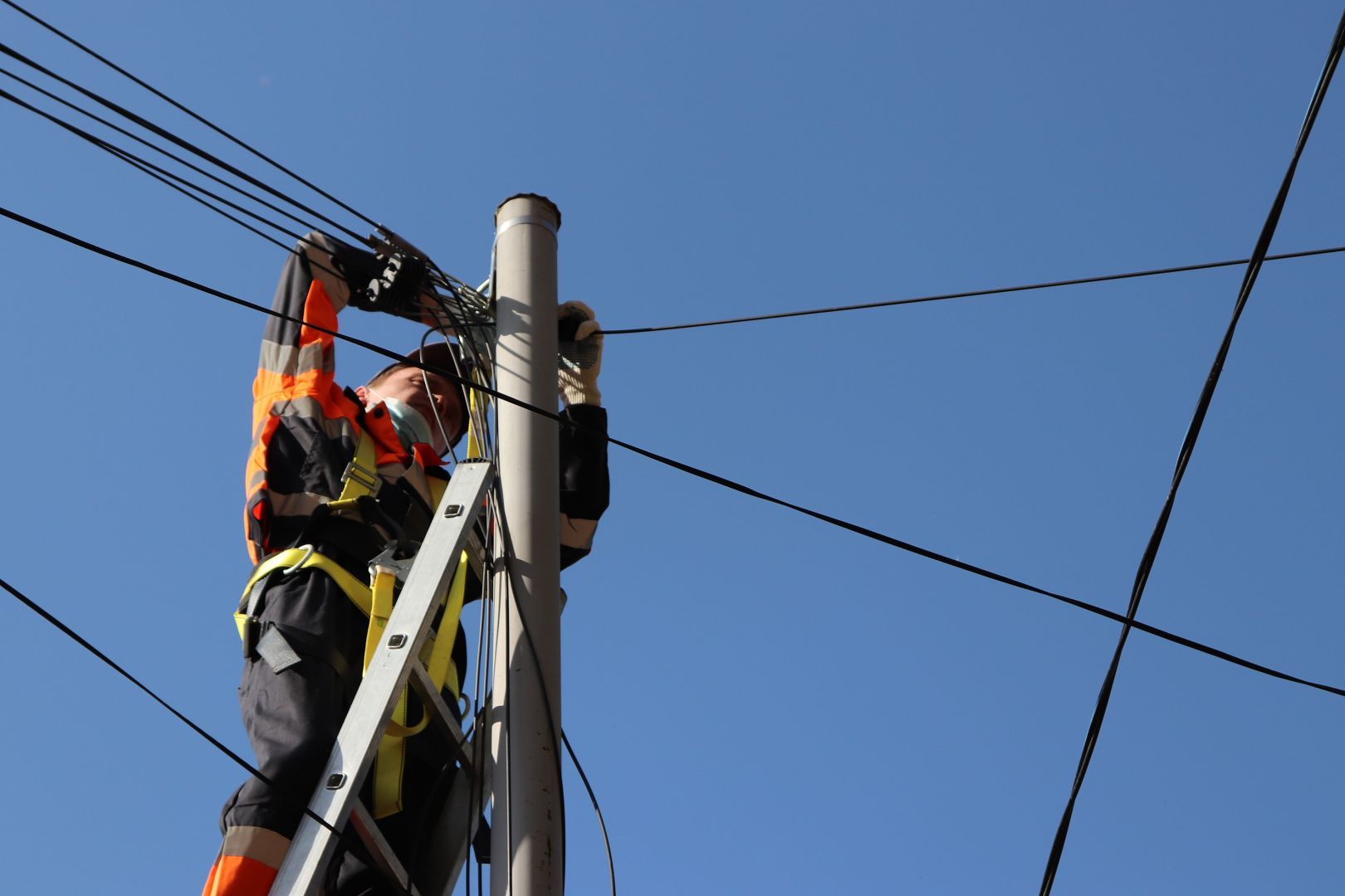 «Чистое небо»: «Ростелеком» на Юге перенёс в 2020 году с опор в кабельную канализацию более 100 километров оптики