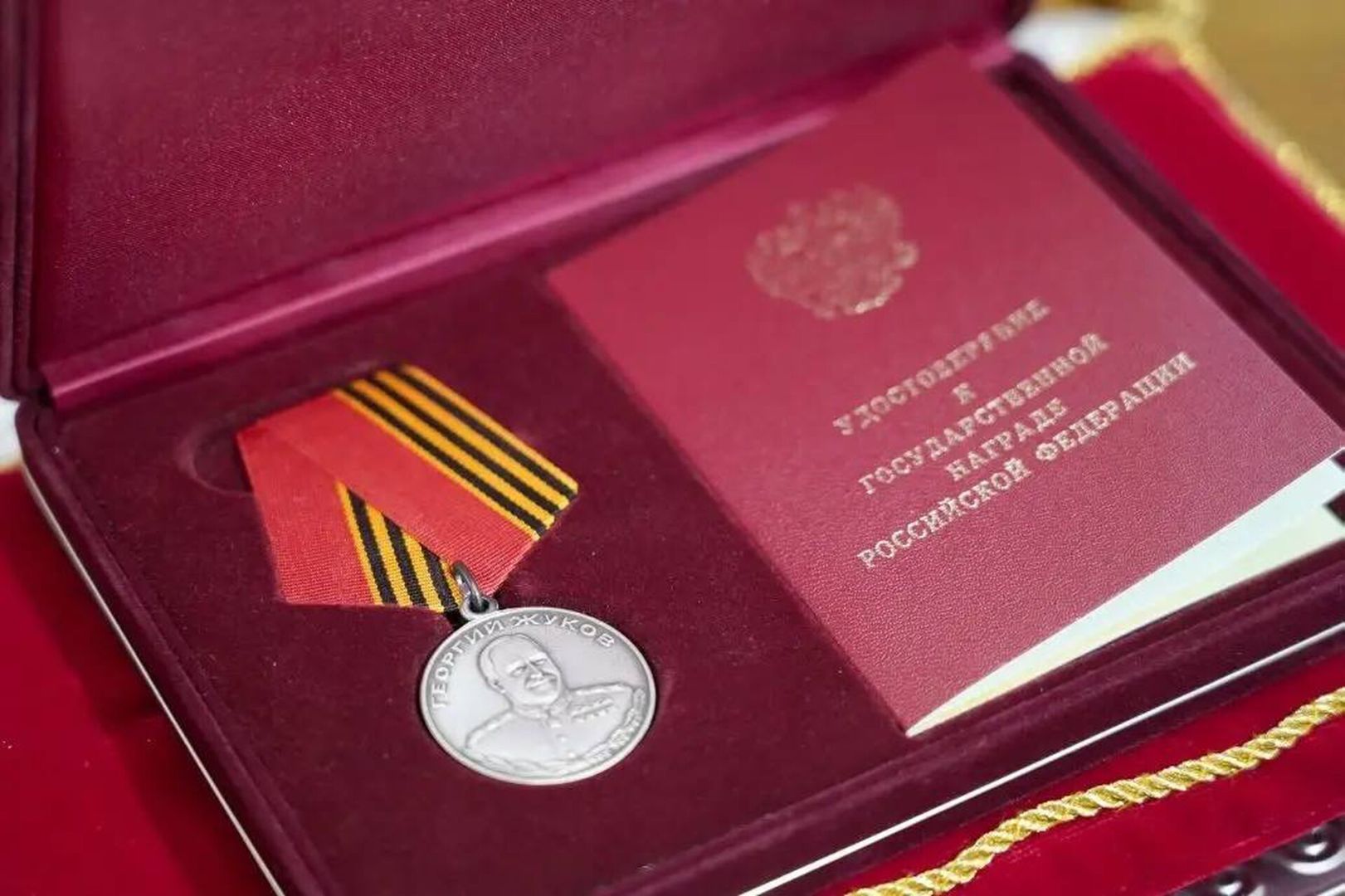 Губернатор Ставрополья вручил семье погибшего пограничника медаль Жукова