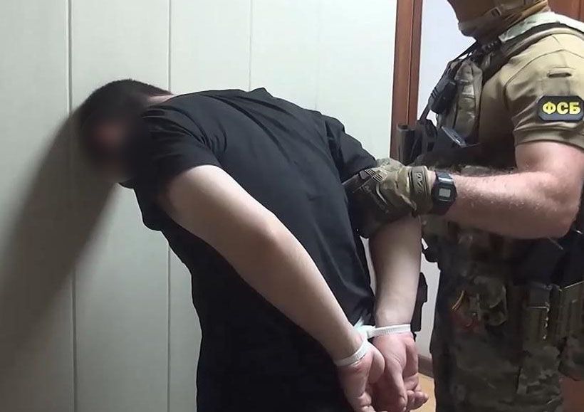 Мужчина попал под следствие за оскорбление сотрудника ФСБ