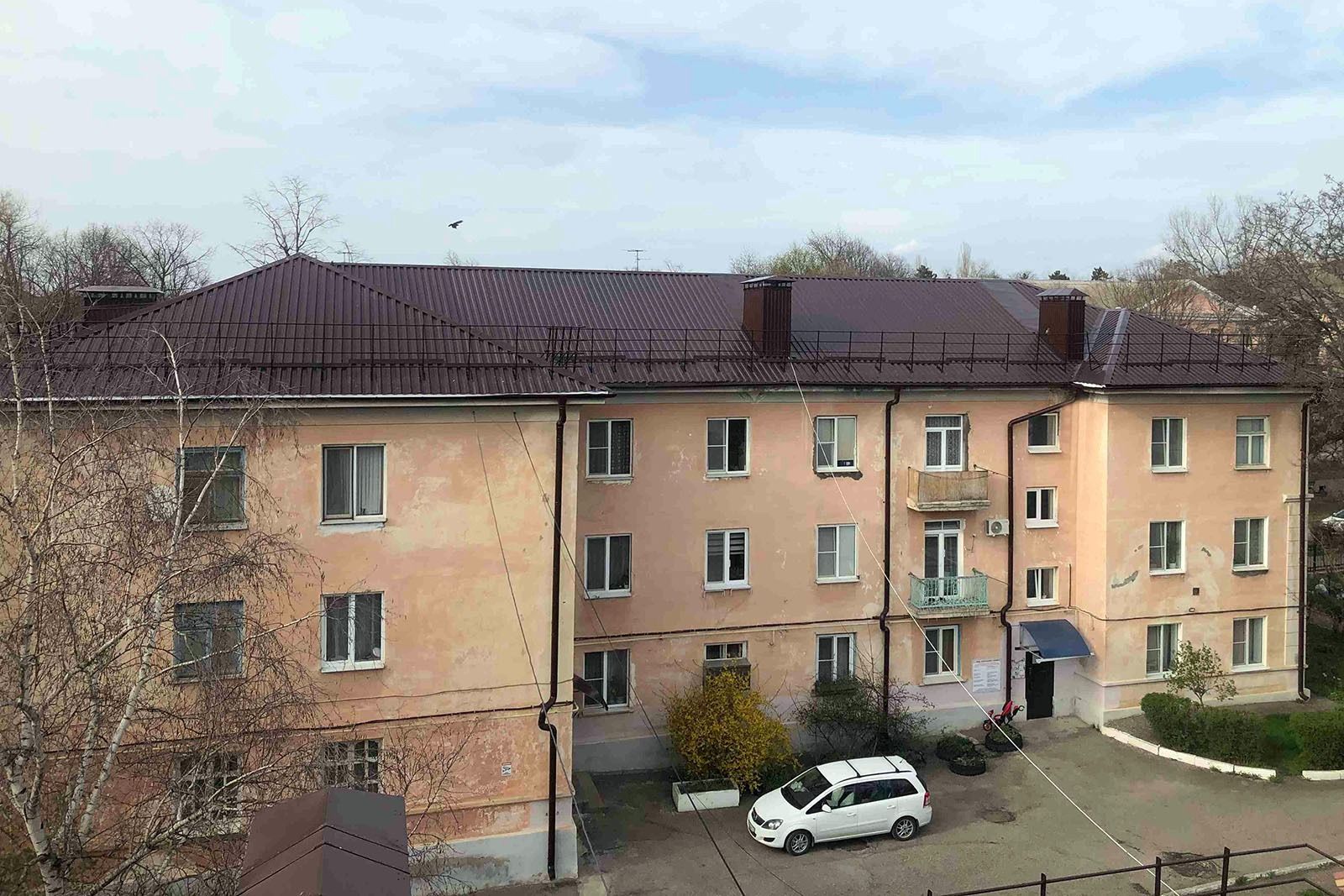 В Лермонтове отремонтировали крышу 70-летней трехэтажки