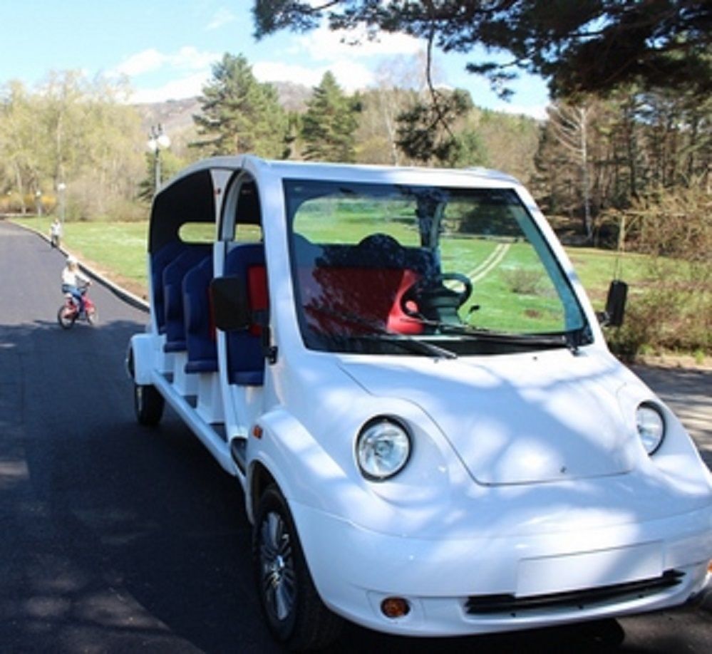 Электрокары в кисловодском парке. Электрокар в кисловодском парке. Электрокар в кисловодском парке. Электрокар кисловодск парк. Электромобили в кисловодском парке.