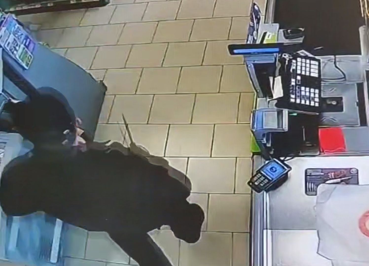 Мужчина с ножом пытался ограбить магазин