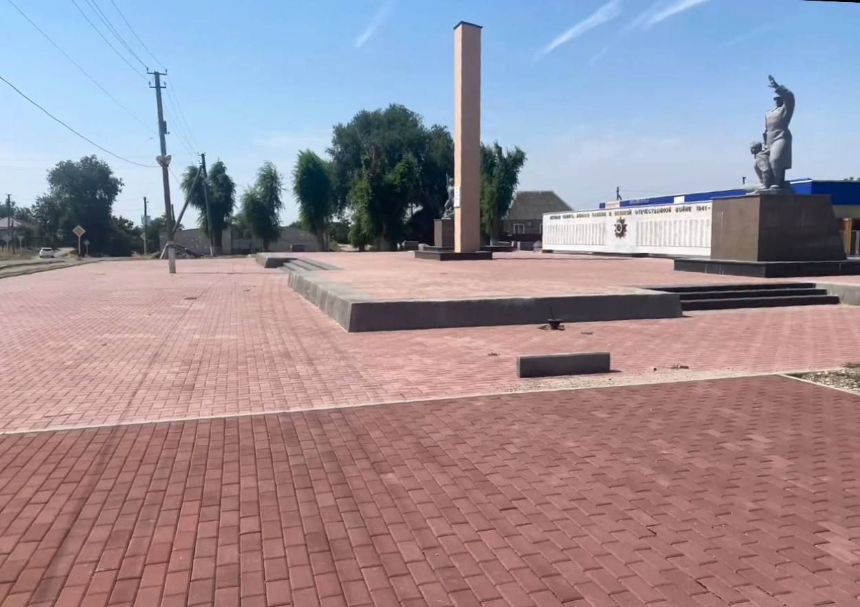 В Кировском округе продолжили благоустройство военного мемориала