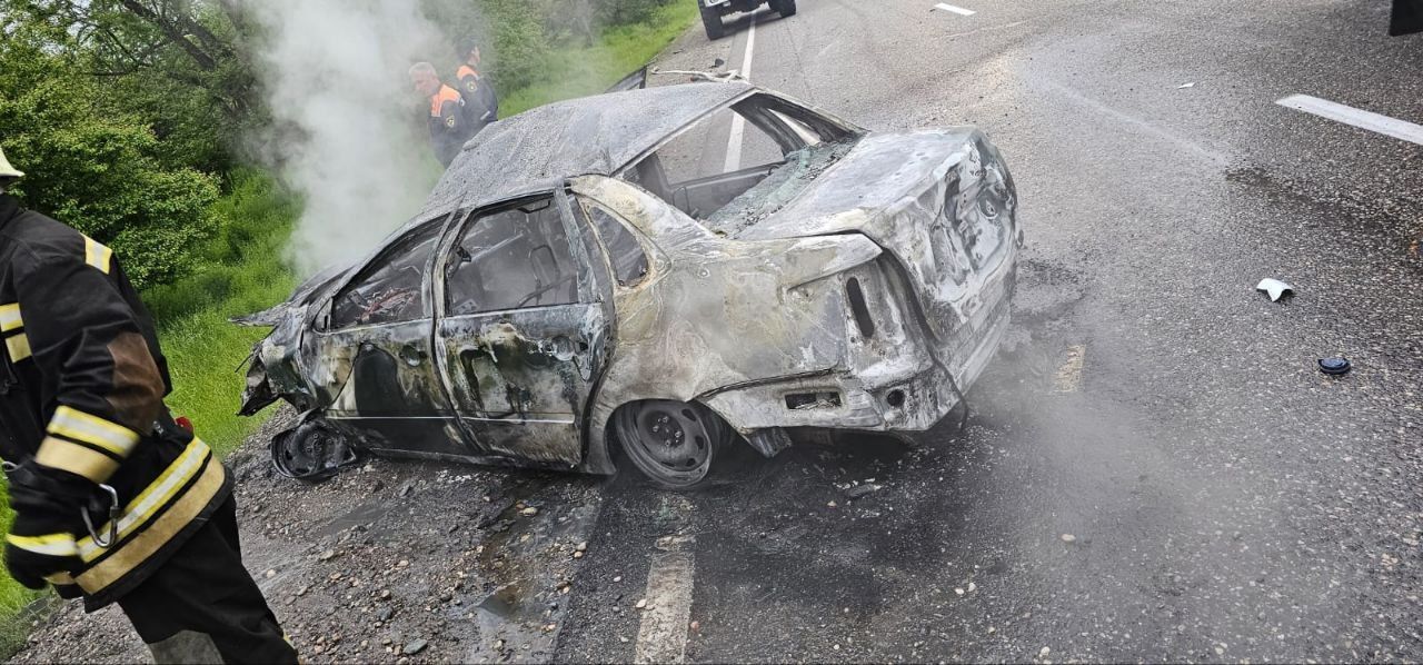 Водитель и пассажир сбежали из горящего автомобиля на трассе «Кавказ»
