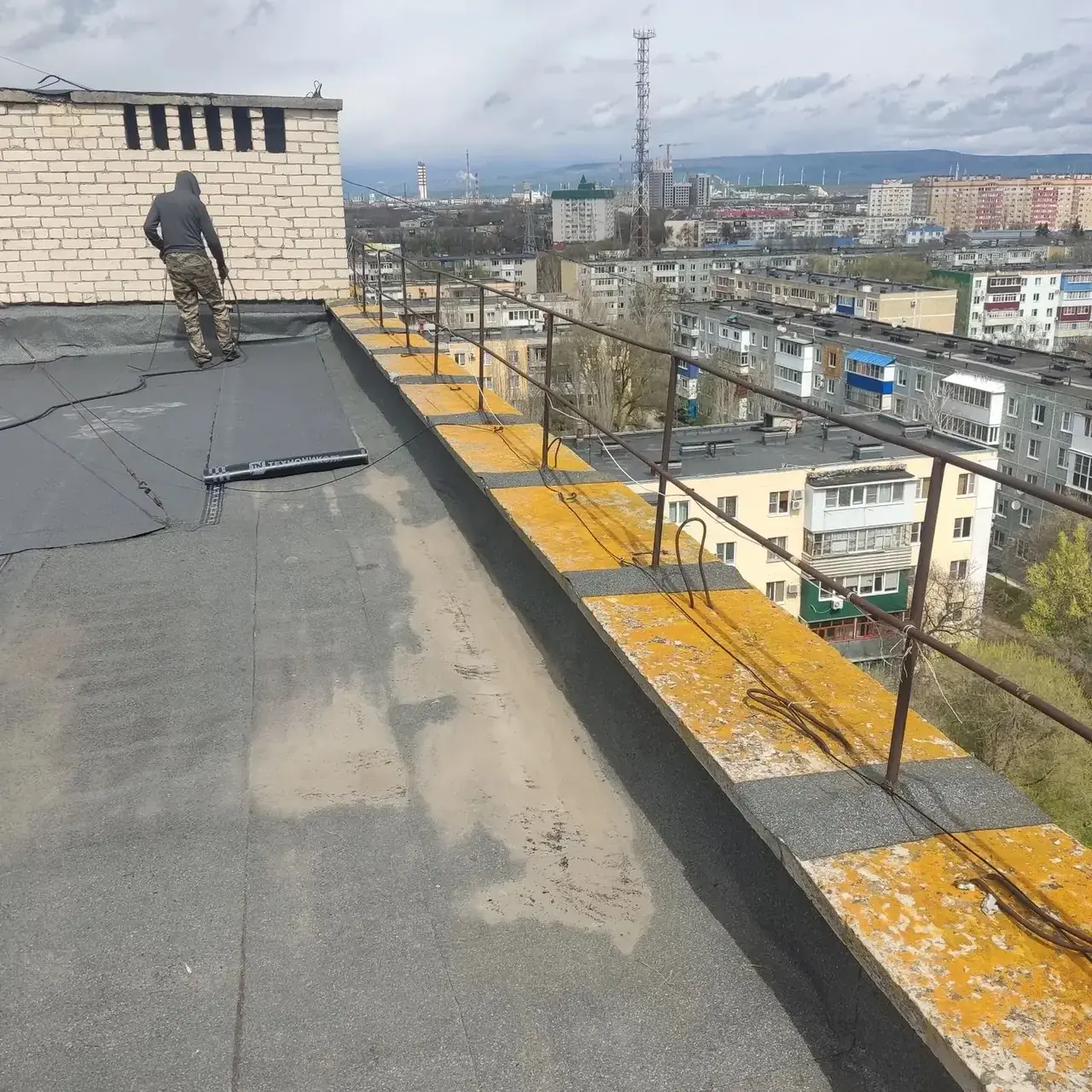 Крышу девятиэтажки отремонтировали после жалоб невинномысцев