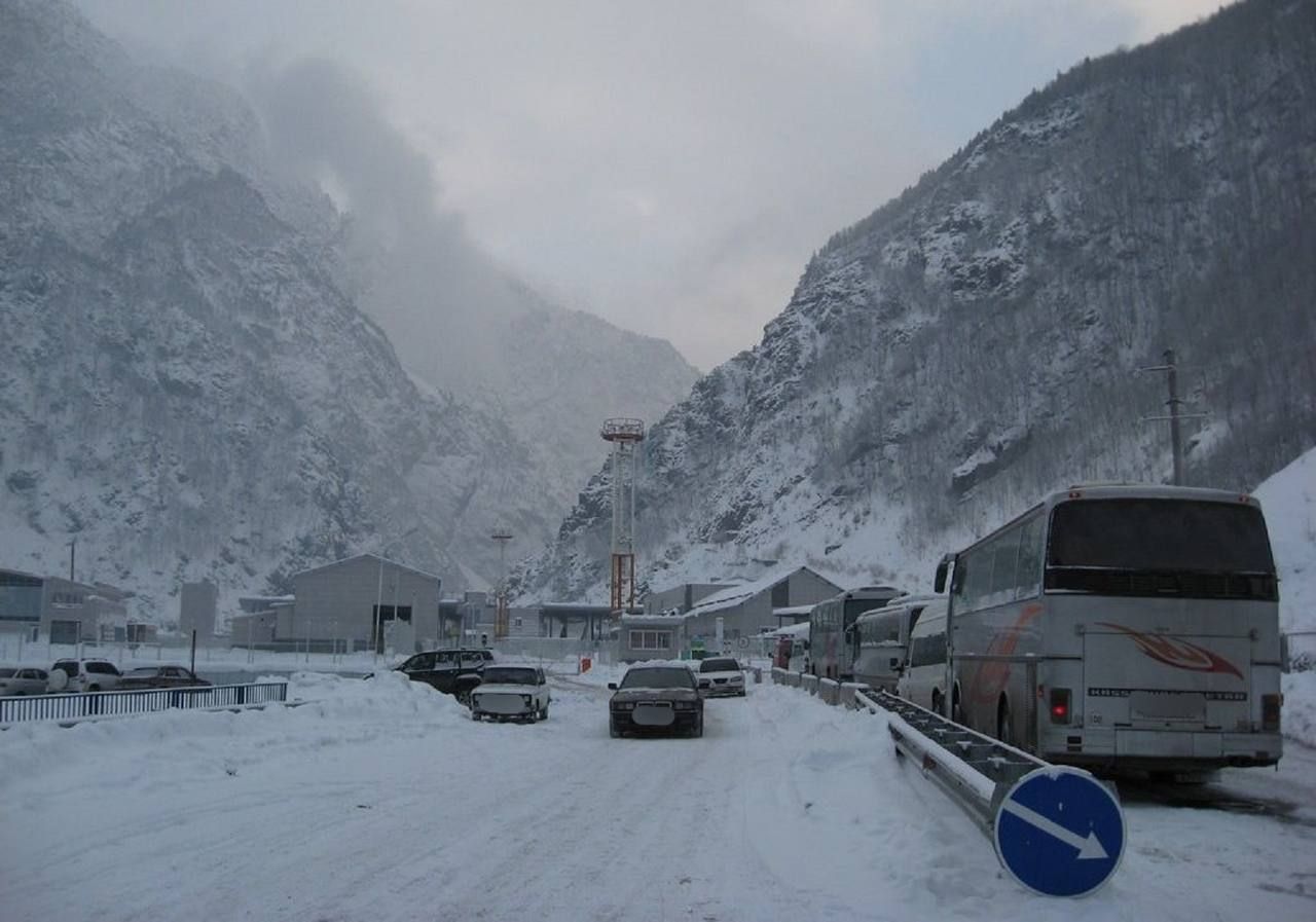 Движение большегрузов запрещено на границе с Грузией в Верхнем Ларсе