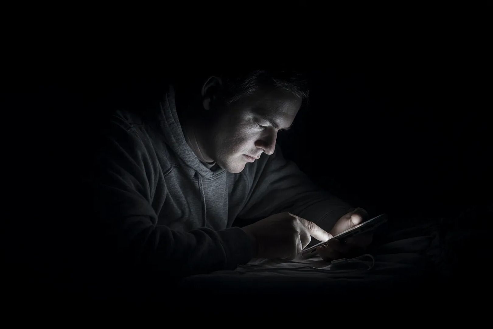 Почему нельзя заряжать телефон ночью: вся правда