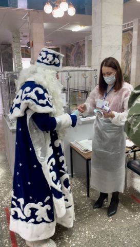 На Ставрополье уже проголосовали Дед Мороз, дама с кроликом и 100-летняя избирательница На Ставрополье уже проголосовали Дед Мороз, дама с кроликом и 100-летняя избирательница