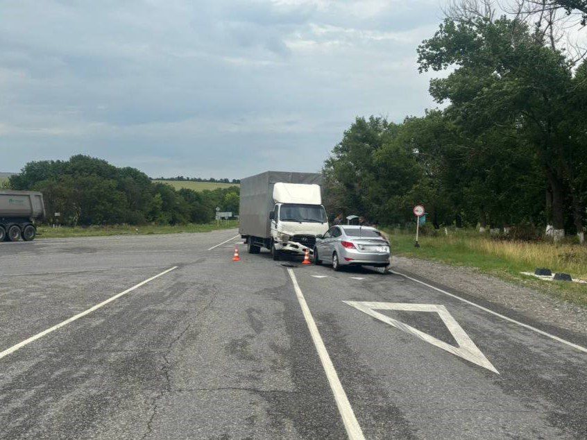 Фургон столкнулся с легковушками в Ставропольском крае
