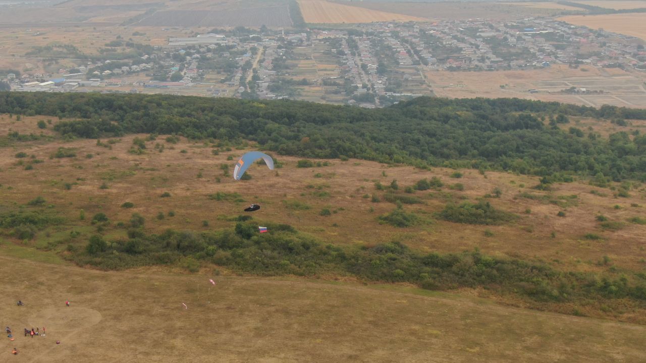 Парапланерист из Тулы поднял триколор площадью 600 кв. м над горой Юца в Ставропольском крае
