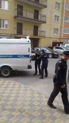 Жителей Ставрополя напугали поссорившиеся на улице женщина и мужчина Жителей Ставрополя напугали поссорившиеся на улице женщина и мужчина