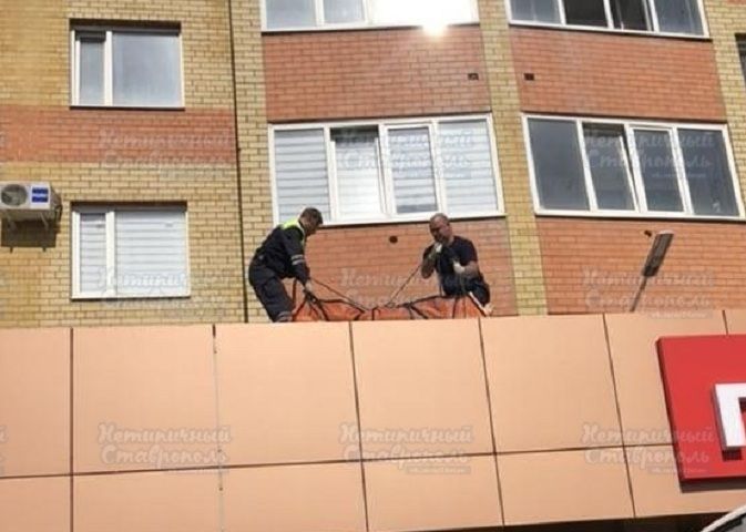 СКР Ставрополья начал проверку после падения женщины с 15 этажа СКР Ставрополья начал проверку после падения женщины с 15 этажа