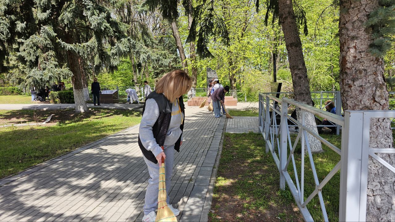 Больше тысячи человек навели порядок у мемориалов