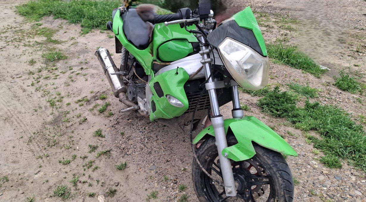 Девочка получила травмы при падении с мотоцикла